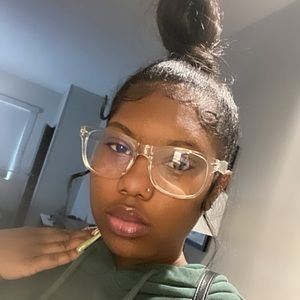 Meet your Posher, Monayasia